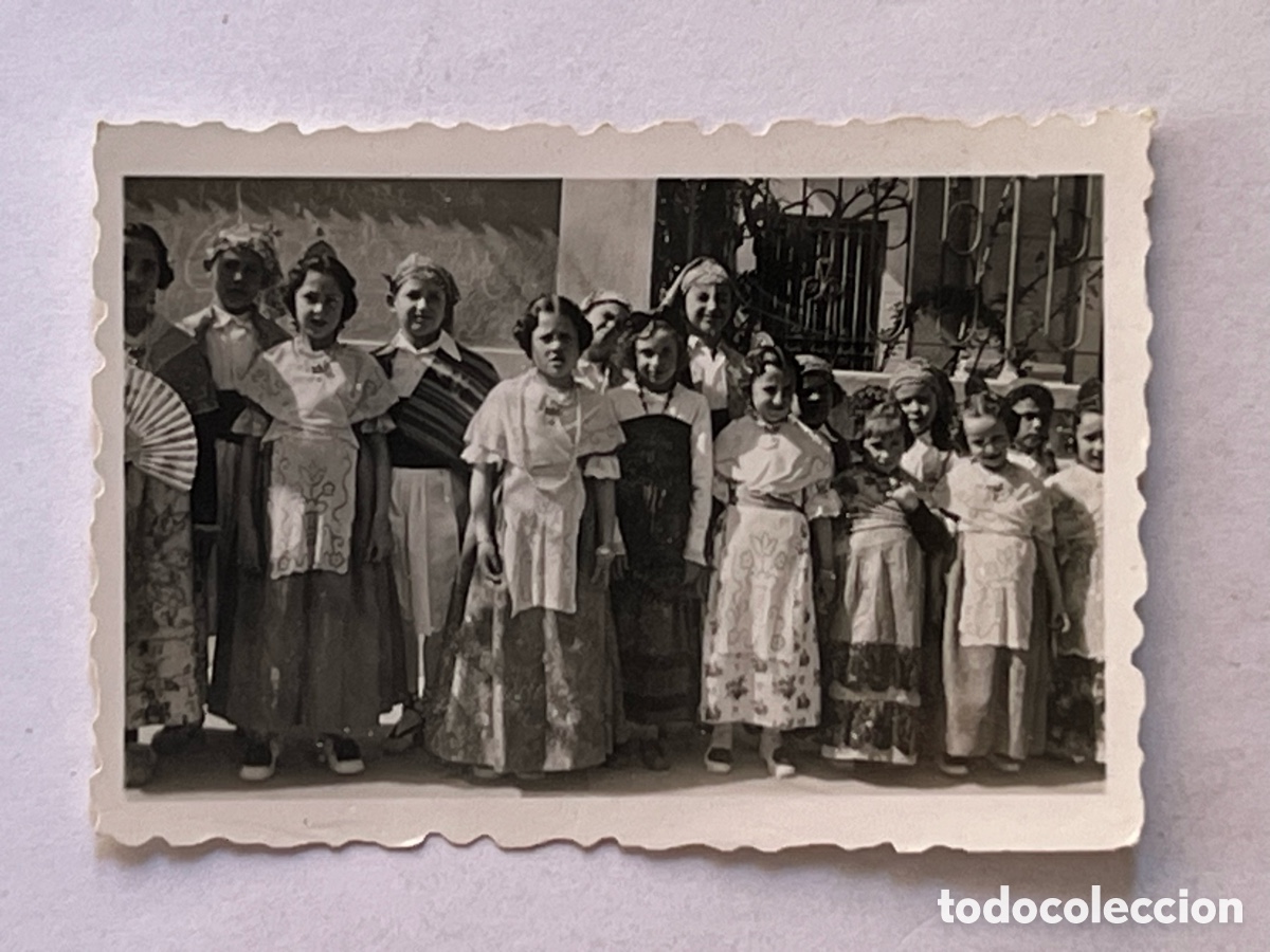 Fotograf&iacute;a antigua: FALLERAS Y FALLAS.. La chiquiller&iacute;a de la falla.. grupo de cr&iacute;os con traje fallero (a.1945)