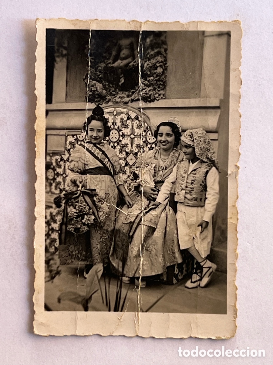 Fotograf&iacute;a antigua: FALLERAS Y FALLAS.. la familia entera miembros de la falla.. Fatigada.. (a.1949)