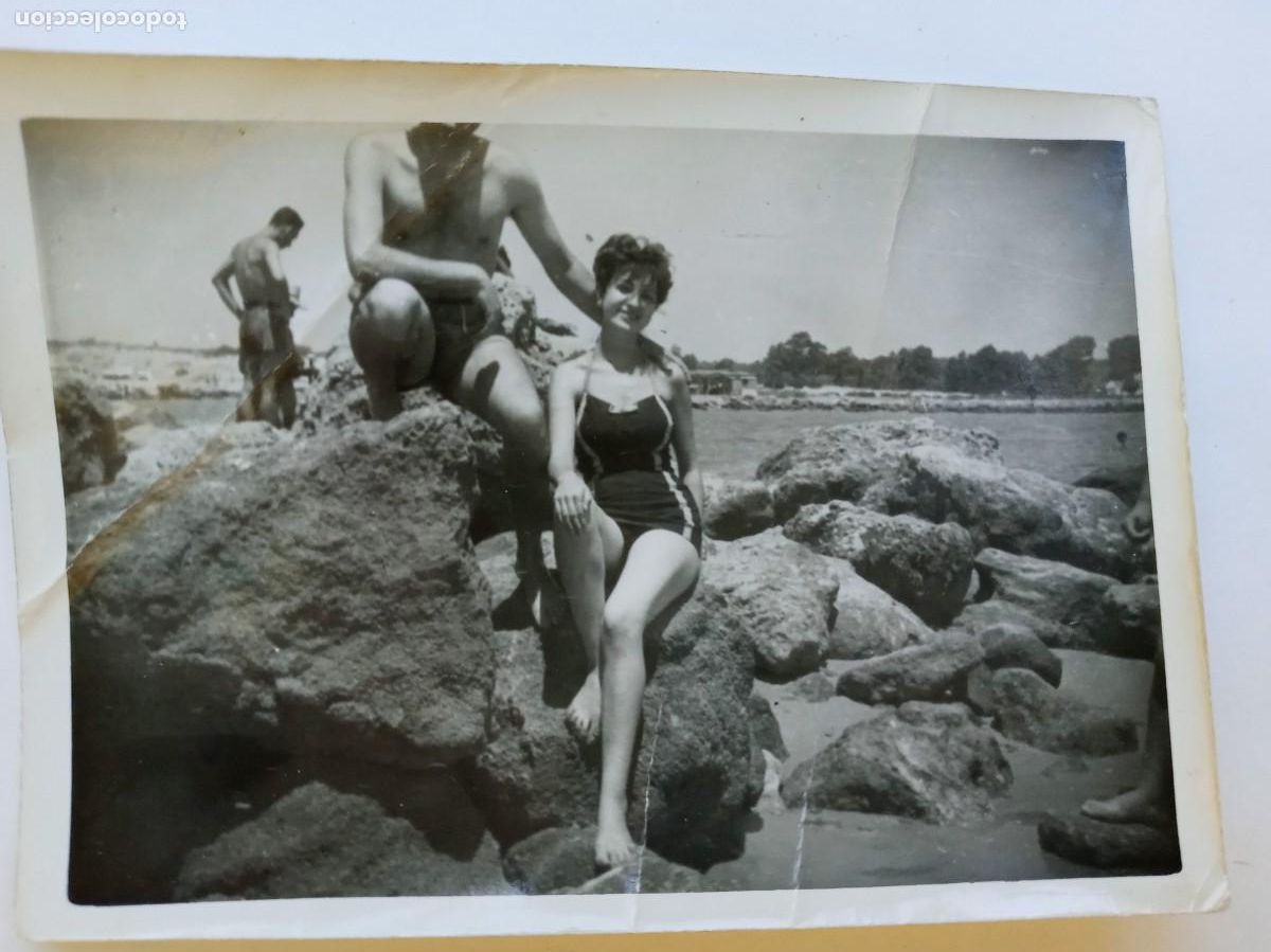 Fotograf&iacute;a antigua: FOTO DE MUJER EN BA&Ntilde;ADOR EN LA PLAYA