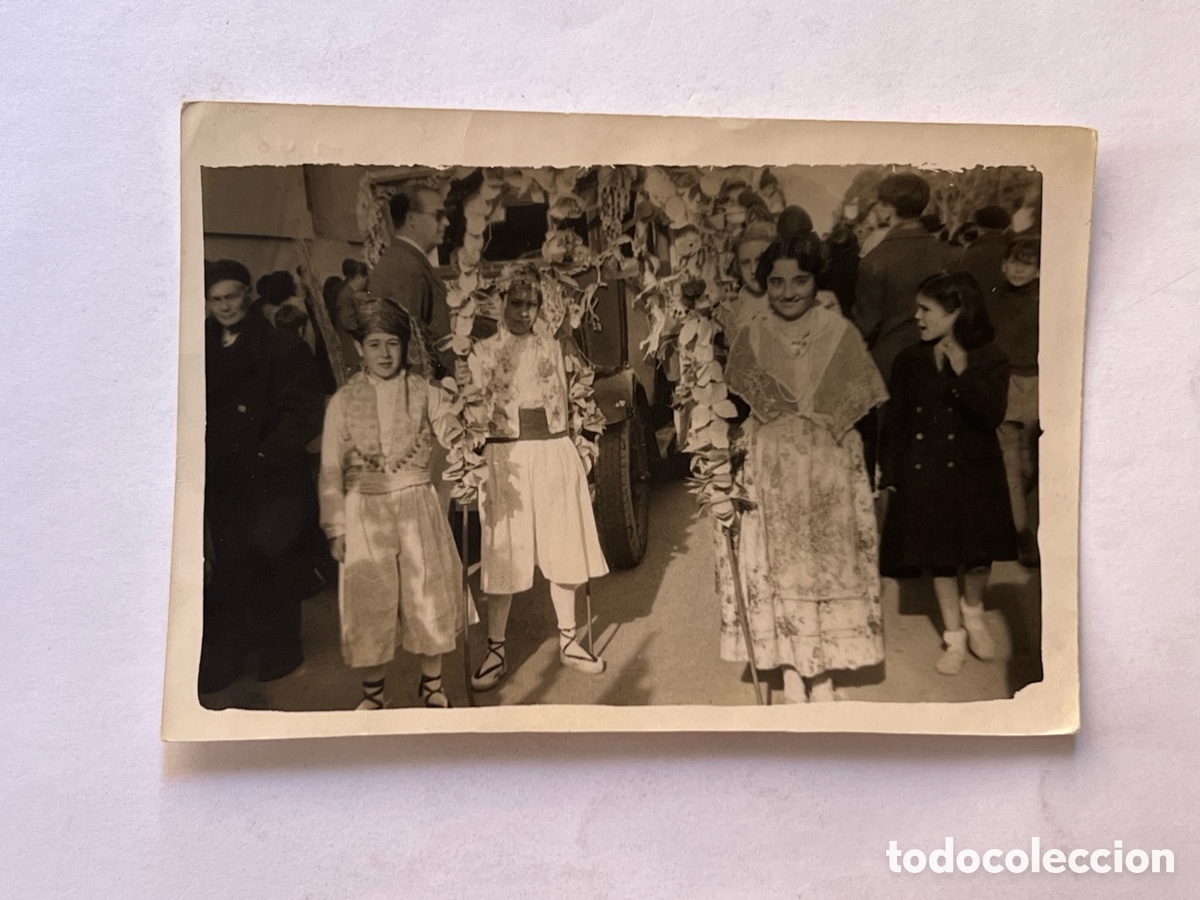 Fotograf&iacute;a antigua: FALLERAS Y FALLAS.. Cabalgata. Camino del Grao. La chiquiller&iacute;a de la falla.. (h.1950?)
