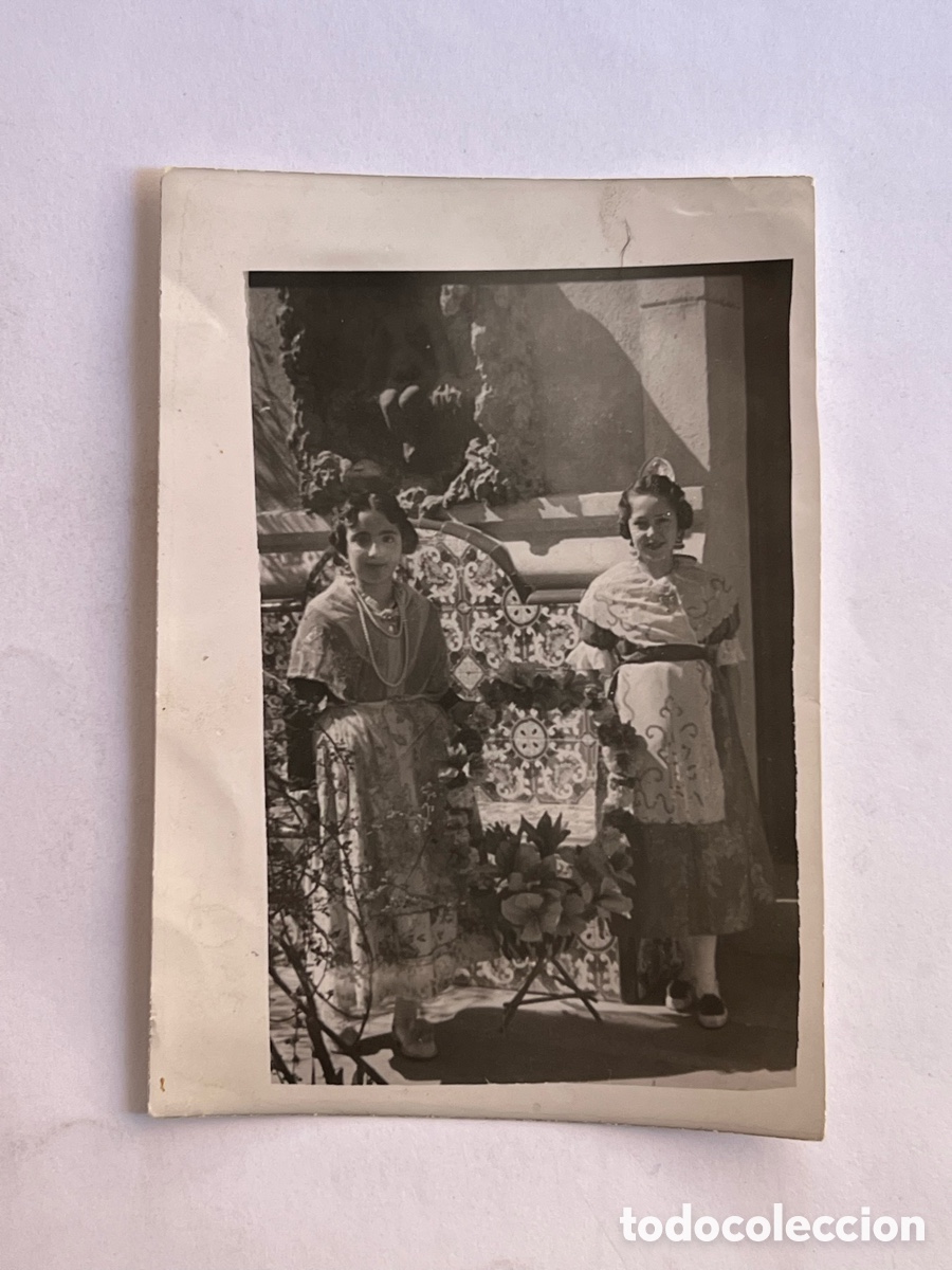 Fotograf&iacute;a antigua: FALLERAS Y FALLAS... La chiquiller&iacute;a de la falla.. Ofrenda de flores (a.1946) Medidas: 7,5 x 11 cm