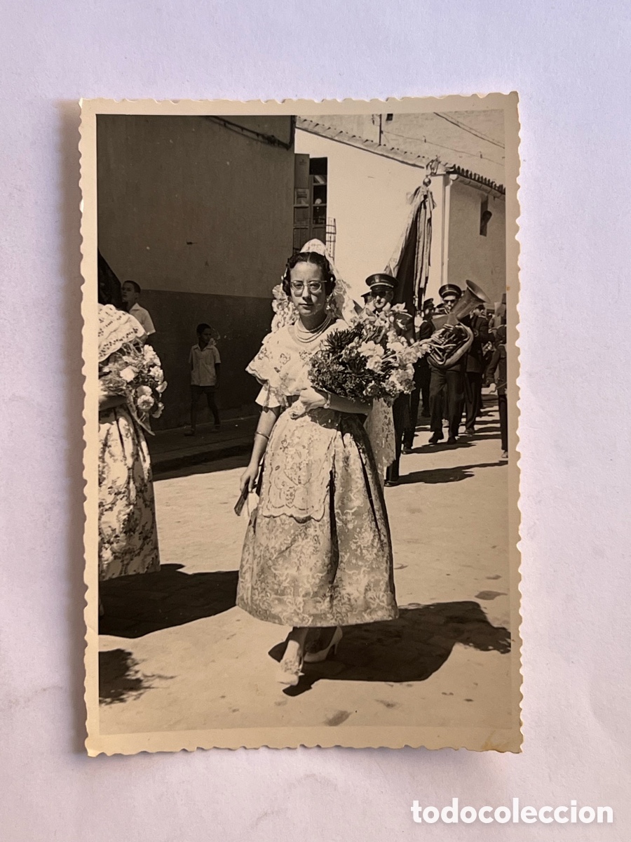Fotograf&iacute;a antigua: LAS FALLAS...En los pueblos. Ofrenda de flores y Banda de M&uacute;sica (h.1960?) E. Utrilla..,