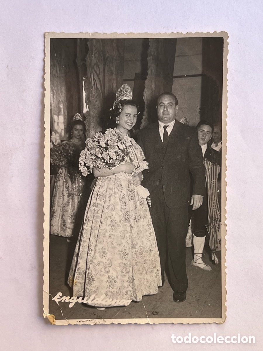 Fotograf&iacute;a antigua: FALLERAS Y FALLAS. Fotograf&iacute;a Guapa fallera y acompa&ntilde;ante el d&iacute;a de la presentaci&oacute;n.. (a.1957)