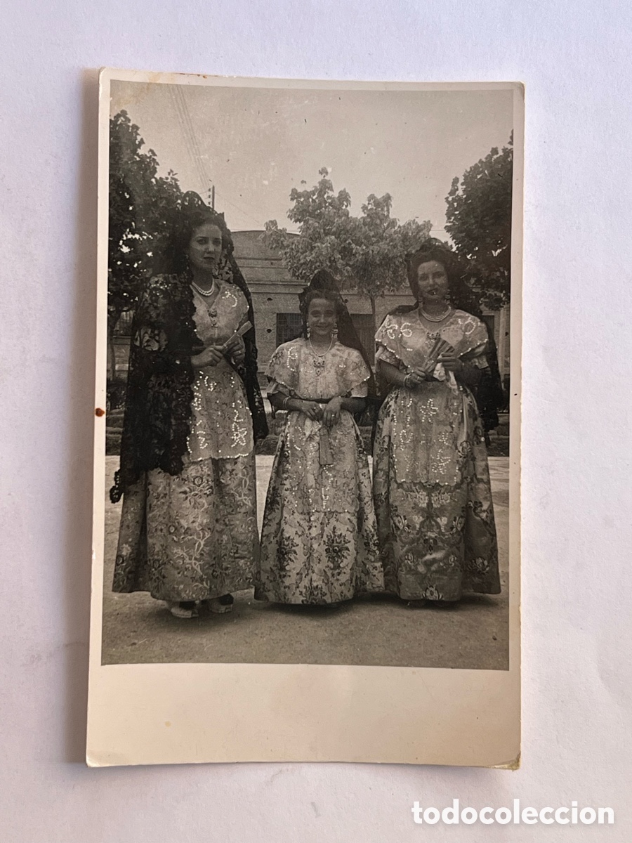 Fotograf&iacute;a antigua: FALLERAS. Bonita fotograf&iacute;a Falleras con Mantellina negra antes de la procesi&oacute;n.. (h.1950?)