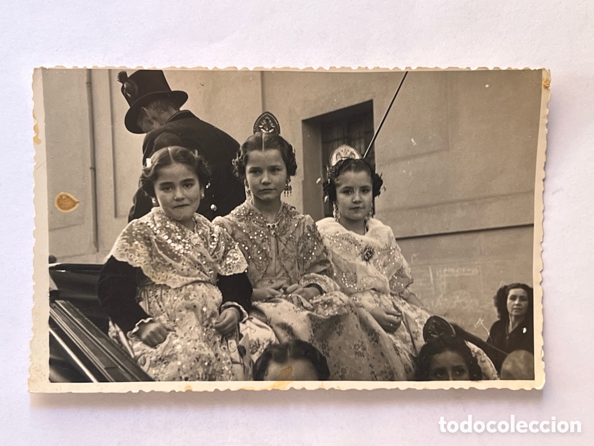 Fotograf&iacute;a antigua: LAS FALLAS...En los pueblos. Ni&ntilde;as en Calesa. Cabalgata (h.1950?) E. Utrilla..