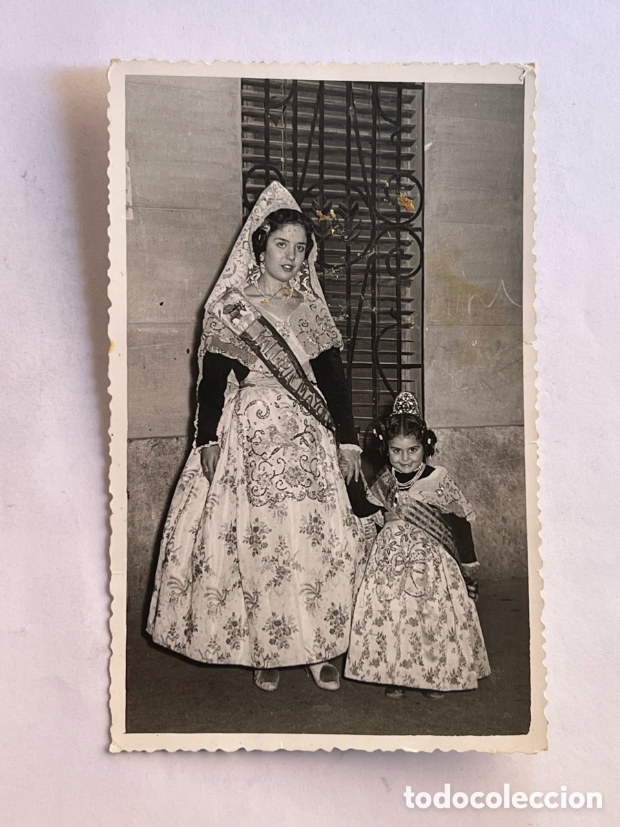 Fotograf&iacute;a antigua: FALLERAS Y FALLAS.. Fotos Penfel&hellip; Fallera Mayor y fallera infantil (h.1960?) Med&iacute;das: 14 x 9 cm