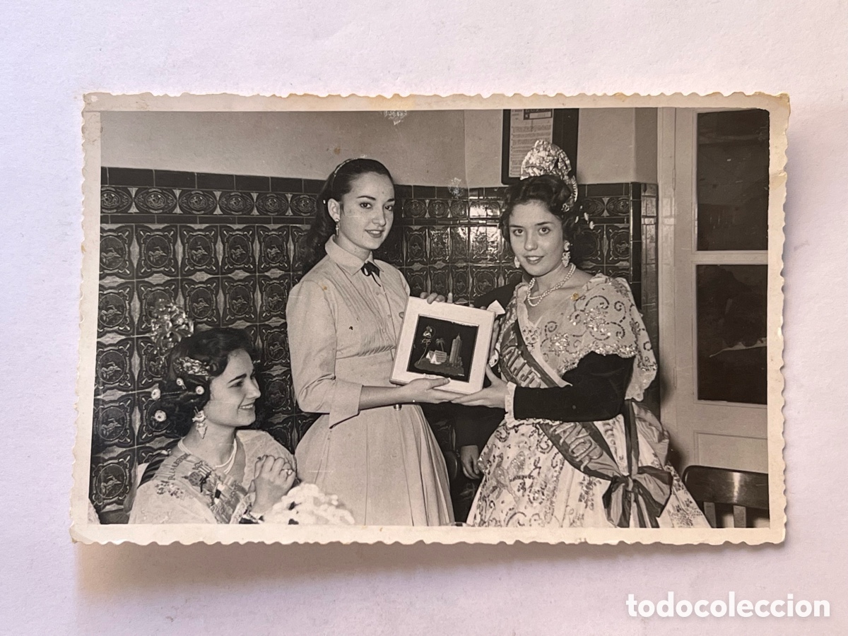 Fotograf&iacute;a antigua: FALLERAS Y FALLAS.. Fotos Penfel.. Entrega de Diplomas y premios.. (h.1960?) Med&iacute;das: 14 x 9 cm
