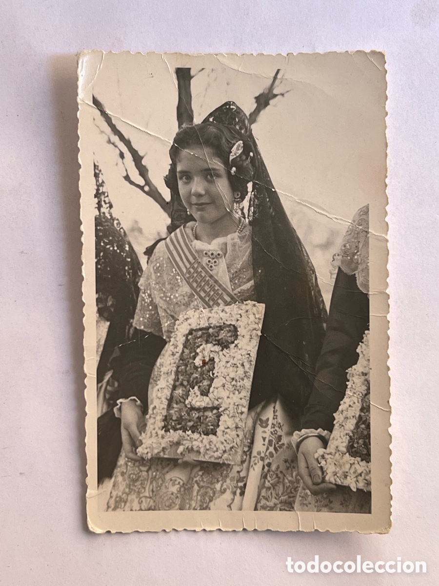 Fotograf&iacute;a antigua: FALLERAS Y FALLAS.. Fallera con la letra E. (h.1950?) E. Utrilla.., Medidas: 8,5 x 13,5 cm