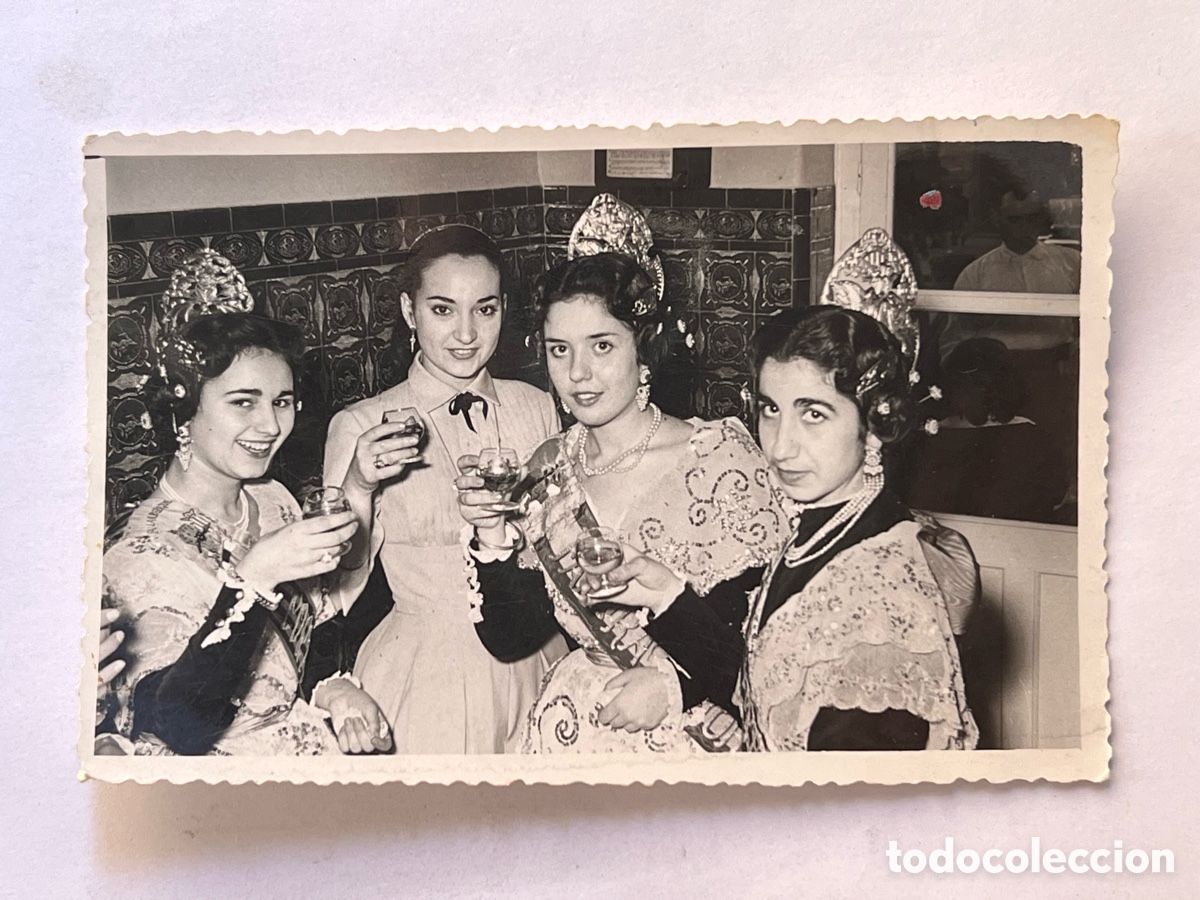 Fotograf&iacute;a antigua: FALLERAS Y FALLAS.. Fotos Penfel.. Celebrando con una copita de licor.. (h.1960?)
