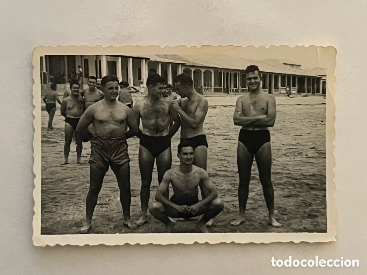 Fotograf&iacute;a antigua: GAY FRIENDLY.. Los Chicos se divierten.. Aquellos hombres de calz&oacute;n alto y pelo en pecho.. (h.1950?)