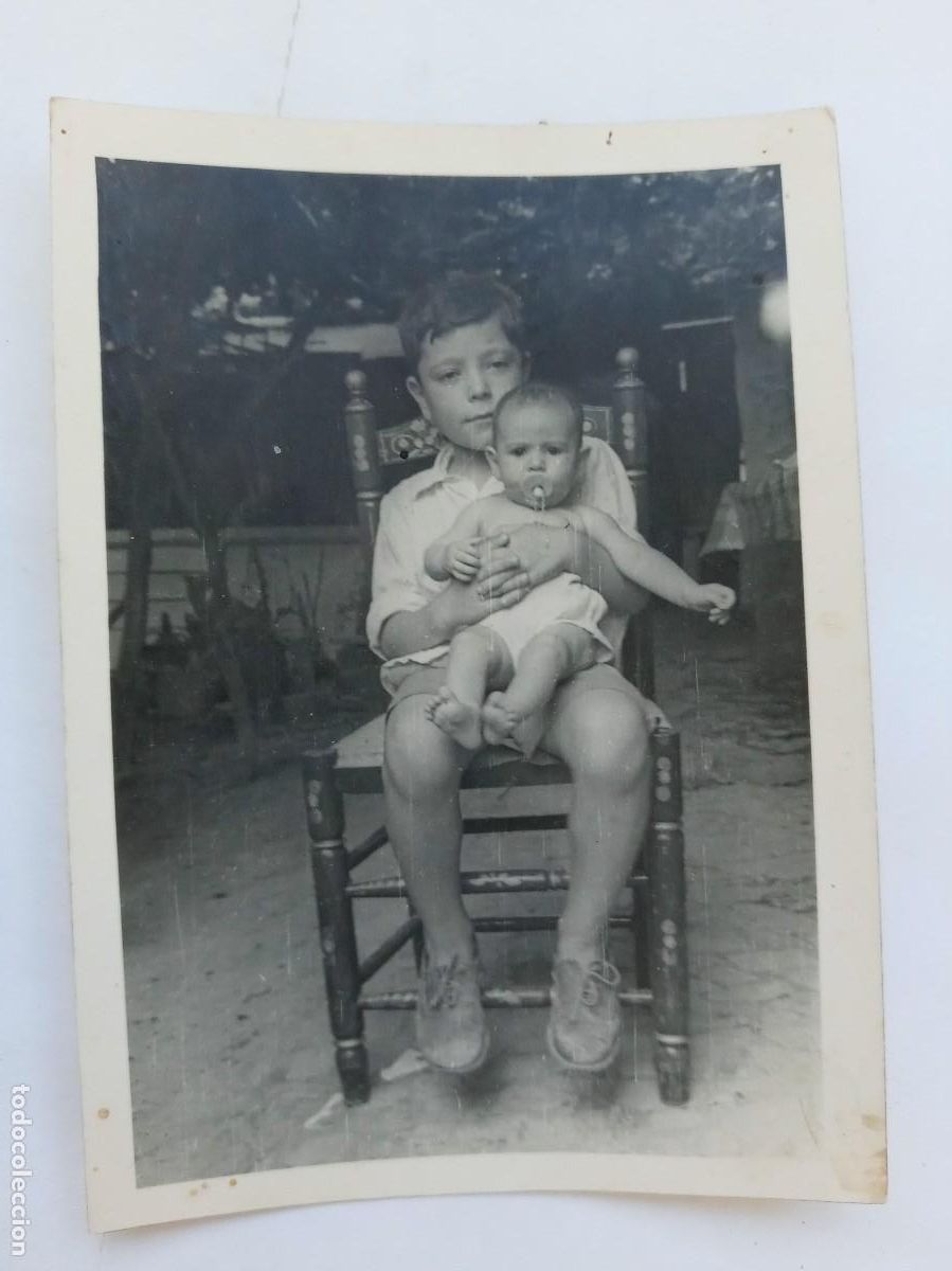 Fotograf&iacute;a antigua: FOTO DE NI&Ntilde;O SENTADO EN UNA SILLA CON NI&Ntilde;A PEQUE&Ntilde;A EN BRAZOS, 1956