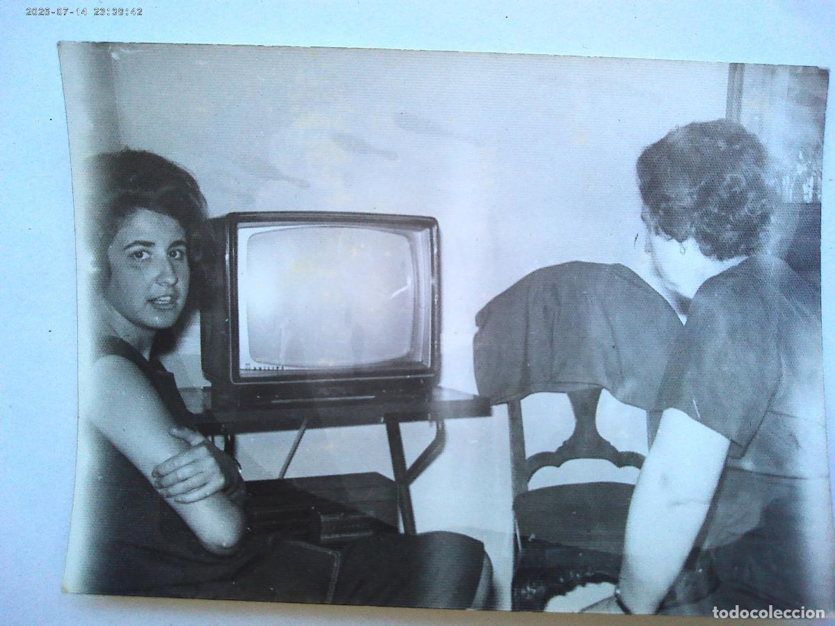 Fotograf&iacute;a antigua: FOTO DE MUJERES Y TELEVISION