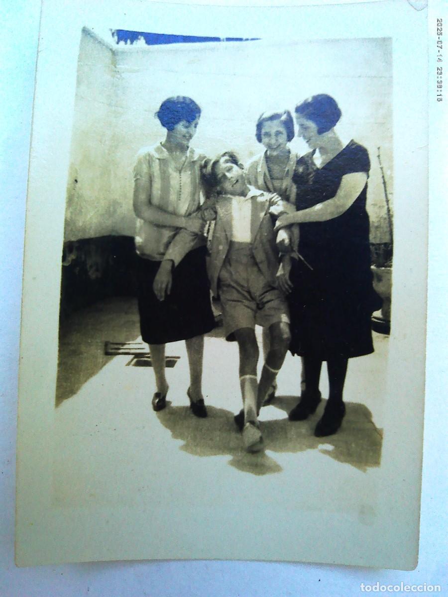 Fotograf&iacute;a antigua: FOTO DE MUJERES SUJETANDO A UN NI&Ntilde;O AL QUE LE HA DADO ALGO, 1929