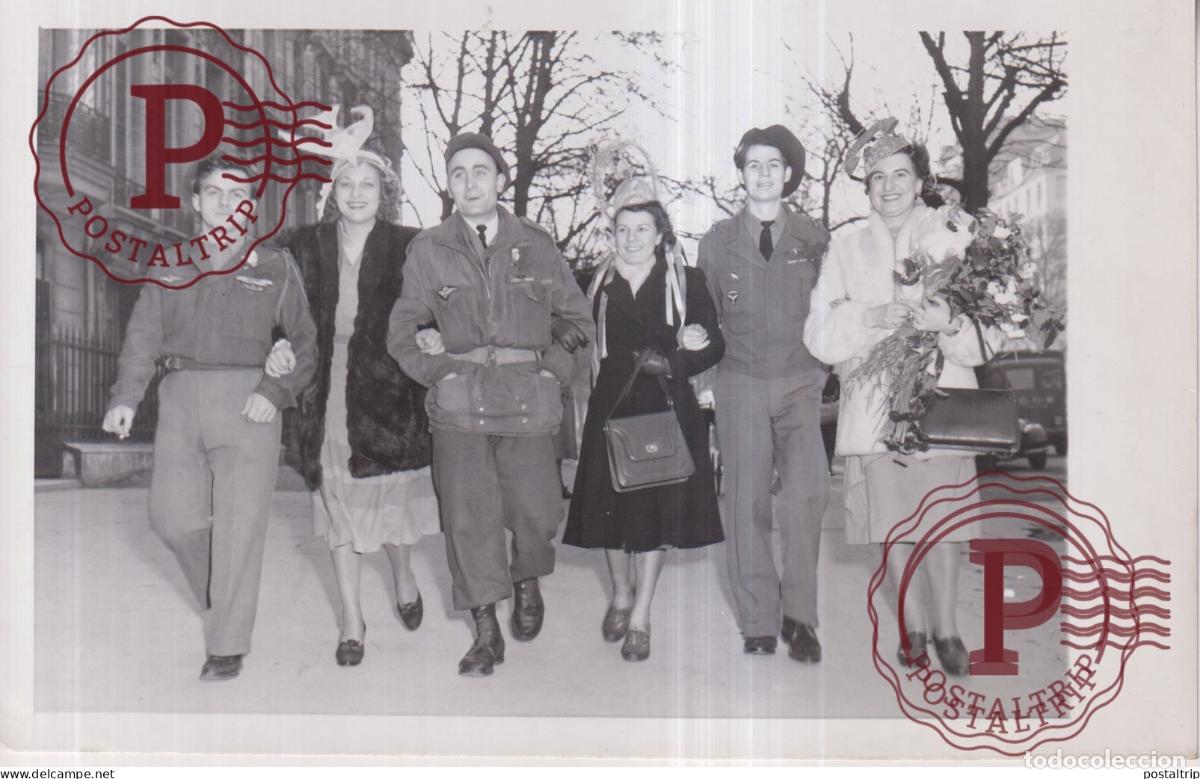 Photographie ancienne: PARIS MIDINETTES HONOR THEIR SAINT SAINT CATHERINE 1948 FRENCH PARATROOPERS 18*11CM