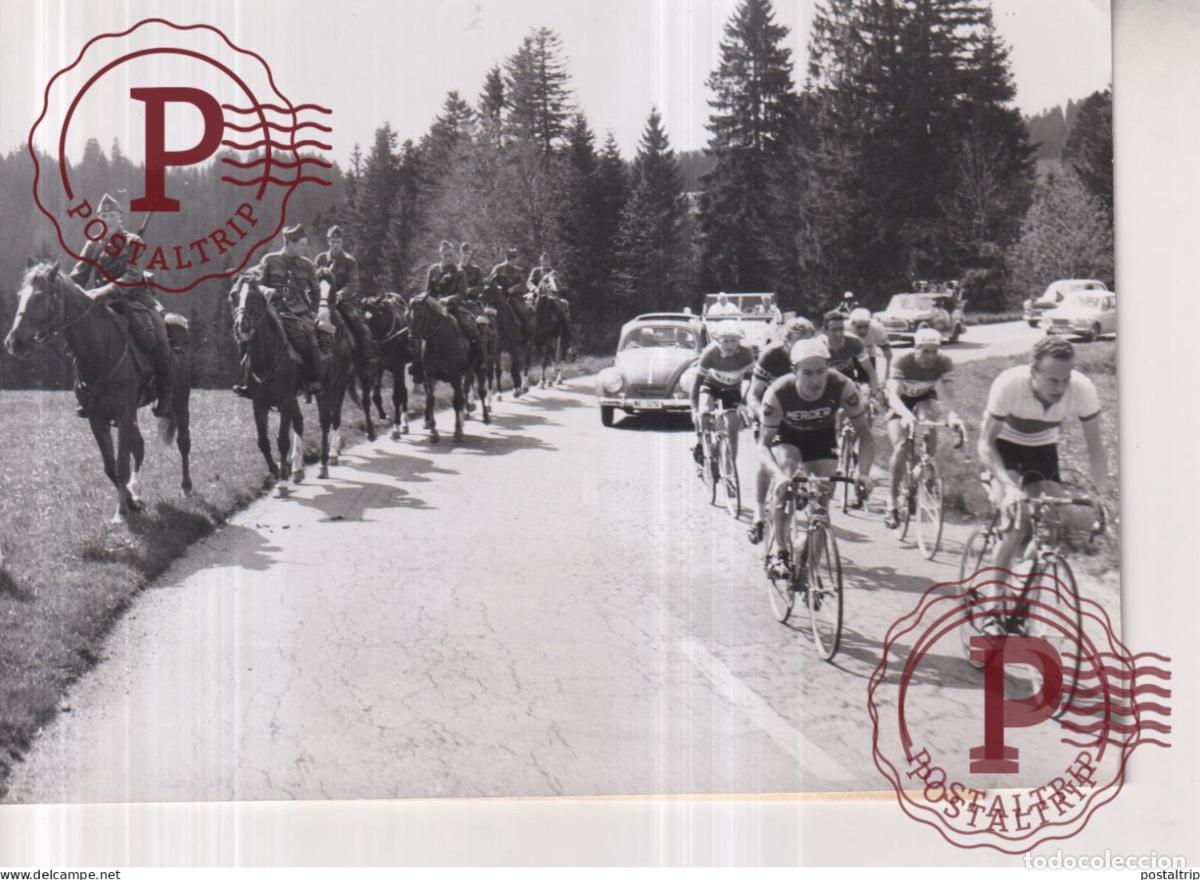 Fotograf&iacute;a antigua: LE TOUR DE ROMANDIE ETAPE PORRENTRUY GENEVE SUISSE CHAUX DE FONDS 1957 17*12CM BICI CYCLING CYCLIS