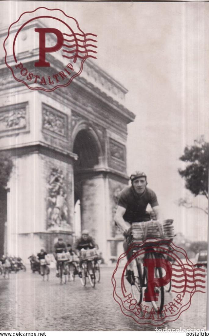 Fotograf&iacute;a antigua: COURSE TRAVERS PARIS BERNARD CARRE PLACE L ETOILE 1956 18*12CM BICI CYCLING CYCLISMO CYCLISTE