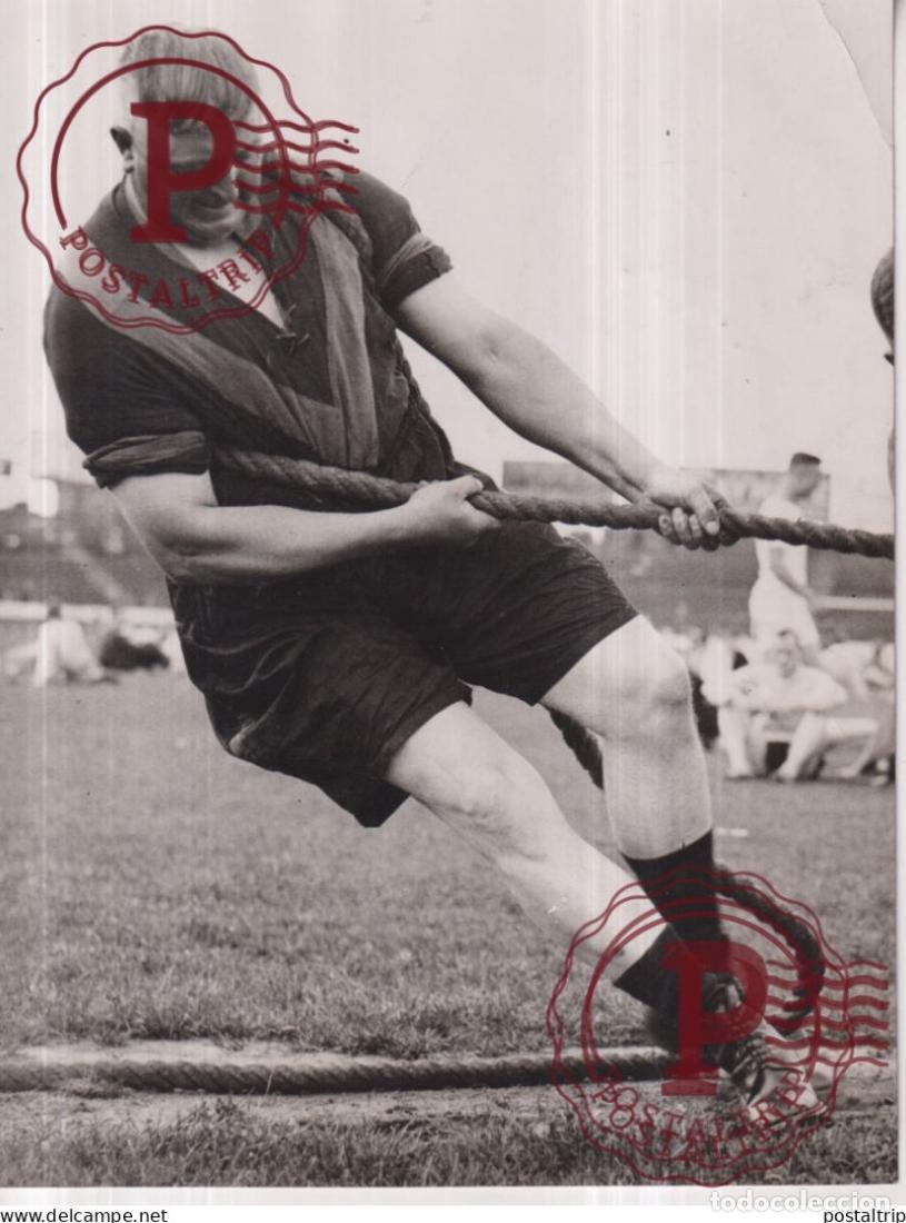 Fotografia antiga: STANBRIDGE LUTON BOROUGH POLICE ENGLAND TUG O WAR LONDON 20*15CM