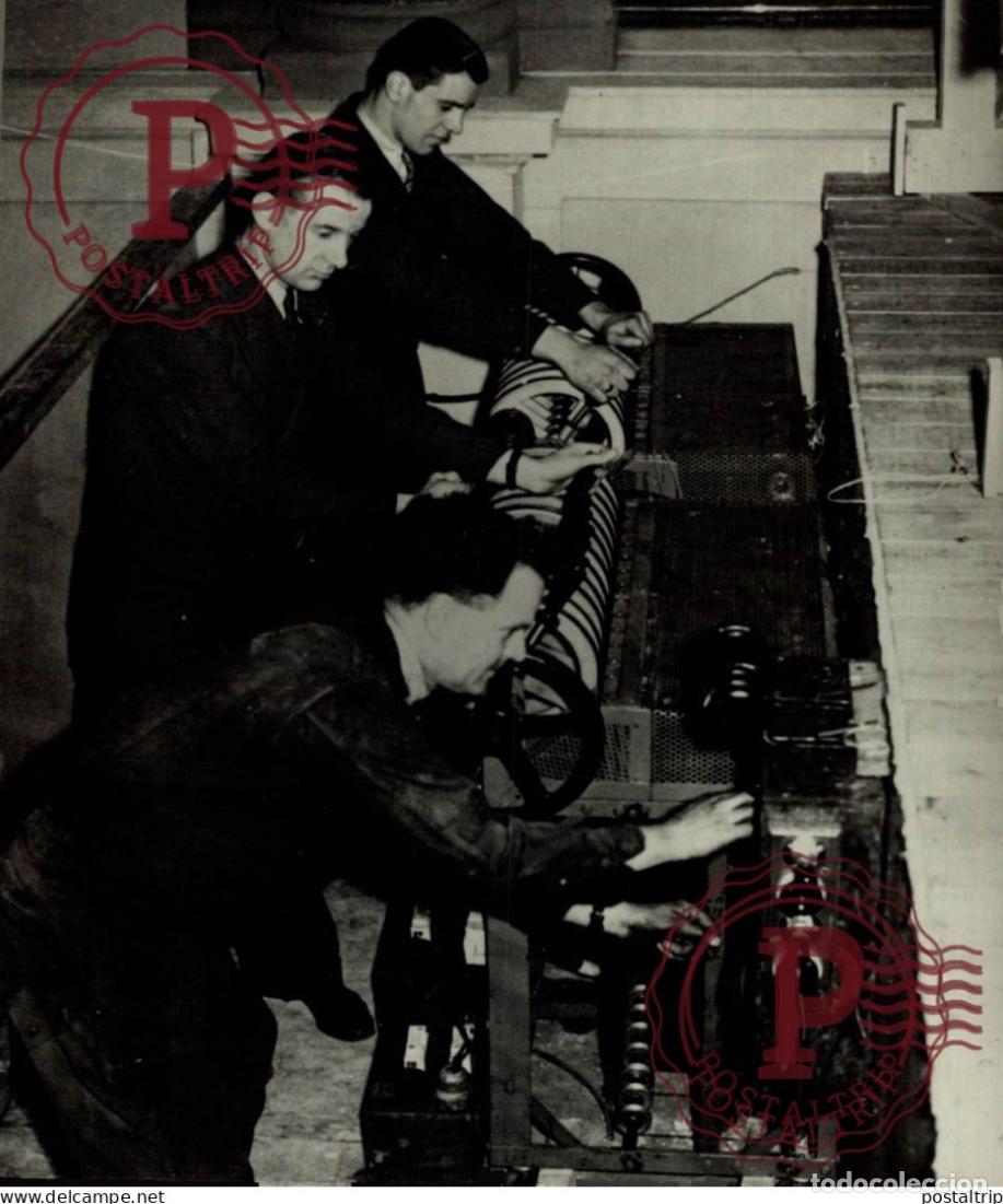 Fotografia antiga: ELECTRICIENS LONDRES 1939 OFFICE DES INDES 15*12CM