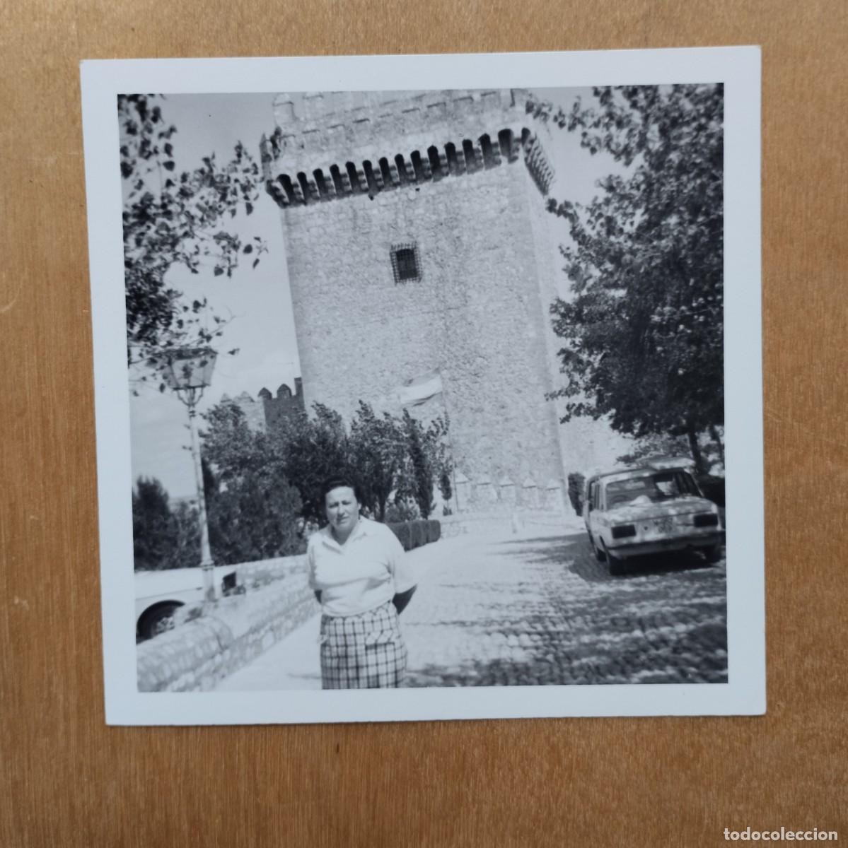 Fotograf&iacute;a antigua: Fotograf&iacute;a antigua de mujer posando ante el Parador de Alarc&oacute;n - Cuenca. A&ntilde;os 60-70