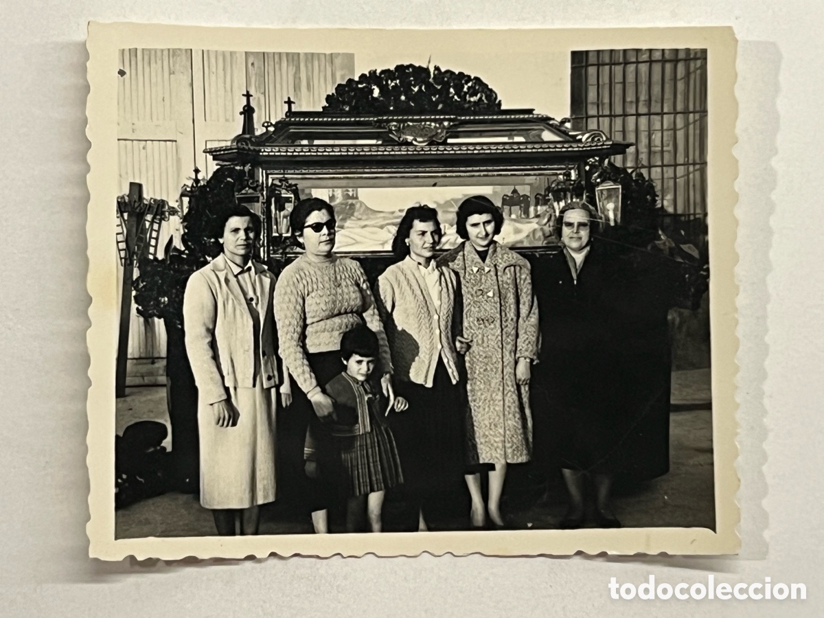 Fotografia antiga: SANTO SEPULCRO. Alcira. Semana Santa. Grupo de mujeres (a.1959) Medidas: 7 x 8,5 cm