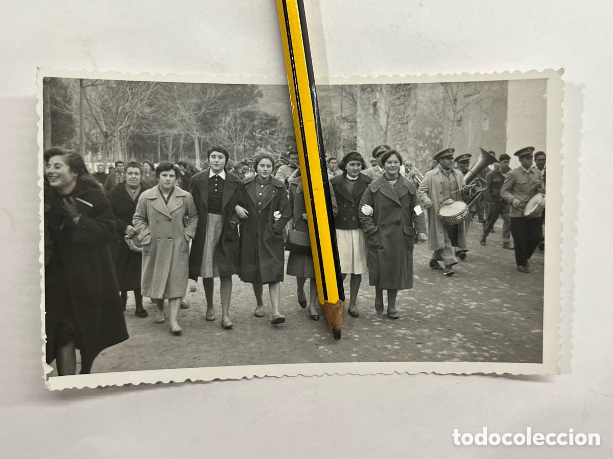 Fotograf&iacute;a antigua: VIVER Fotos N&uacute;&ntilde;ez. Fiestas de San Ant&oacute;n&hellip; multitud de personas acompa&ntilde;adas de Banda Municipal