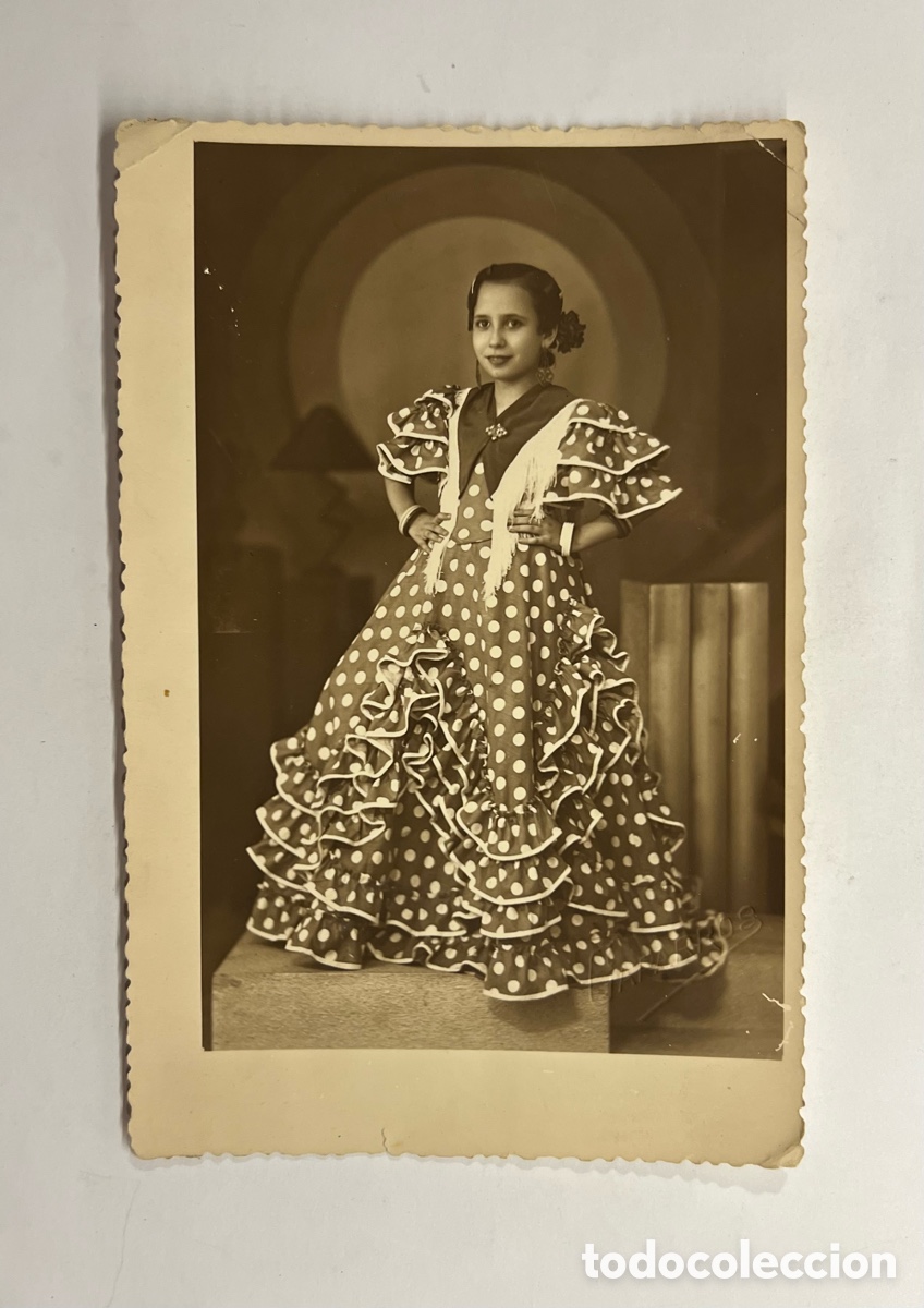 Fotograf&iacute;a antigua: BAZA (Granada) M. Caparros, fot&oacute;grafo&hellip; La joven Esmeralda vestida con traje de lunares (h.1950?)