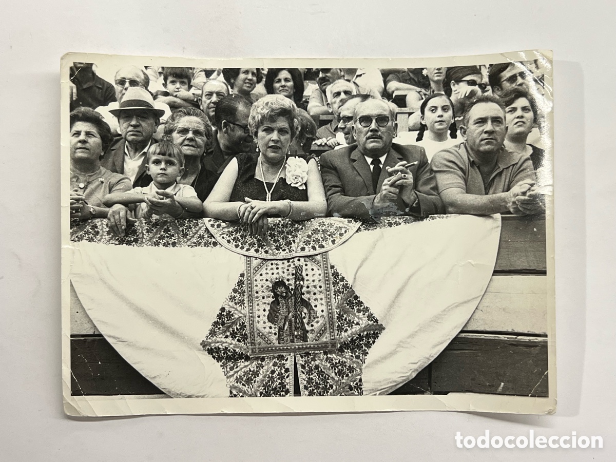 Fotograf&iacute;a antigua: TAUROMAQUIA. Tarde en los toros. Bonito Capote bordado Cristo del Gran Poder.. (h.1960?)