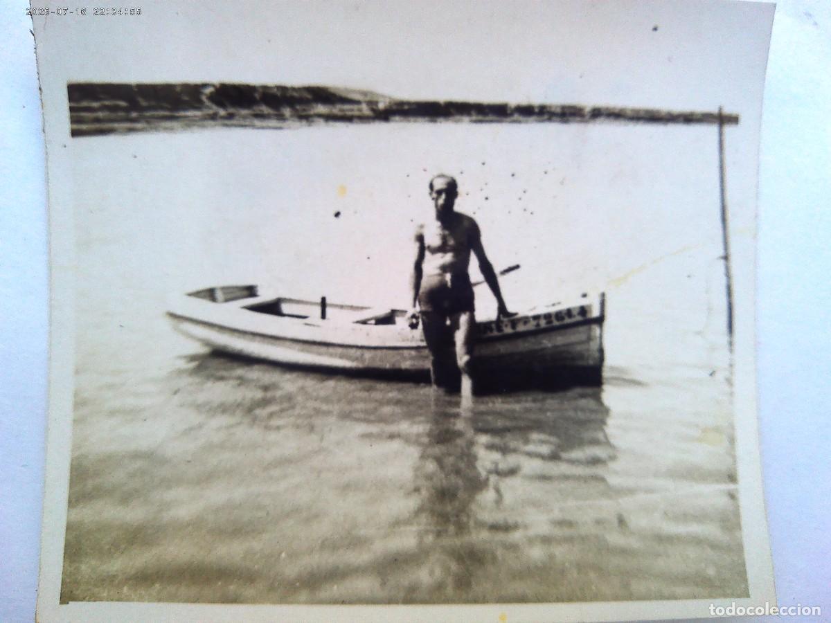 Fotografia antiga: FOTO DE HOMBRE EN BA&Ntilde;ADOR ( AUNQUE PARECE QUE LE CUELGA ALGO ) CON BARCA EN LA PLAYA