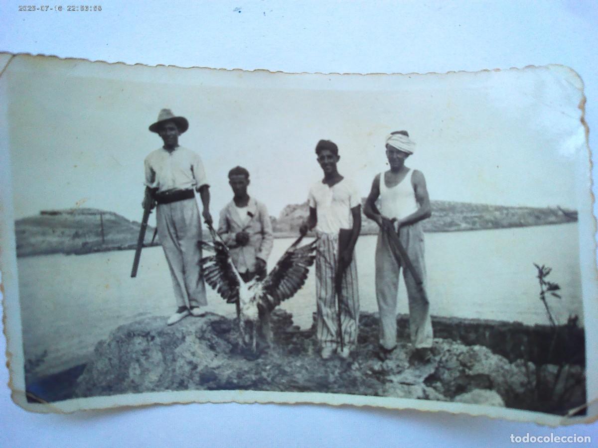 Fotograf&iacute;a antigua: FOTO DE CAZADORES CON ESCOPETA Y PAJARO MUERTO . EN CAMISETA , UNO DE TIRANTAS