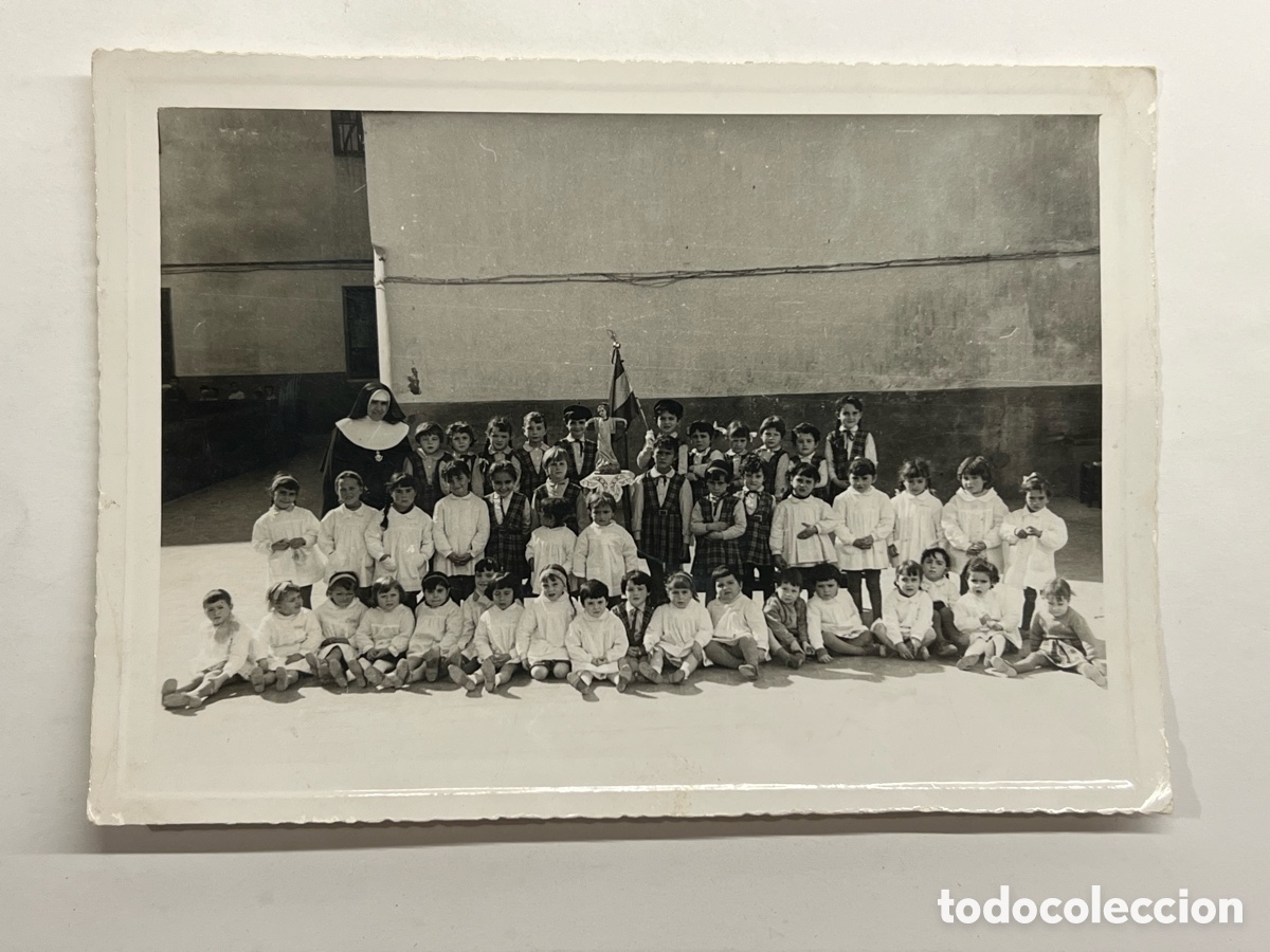 Fotograf&iacute;a antigua: ALCIRA. Colegio La Purisima? Recuerdo escolar Grupo de ni&ntilde;as en el patio (h.1960?)