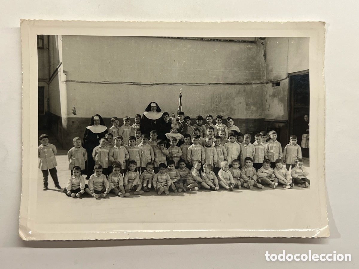 Fotograf&iacute;a antigua: ALCIRA. Colegio La Purisima? Recuerdo escolar Grupo de ni&ntilde;as en el patio (h.1960?)