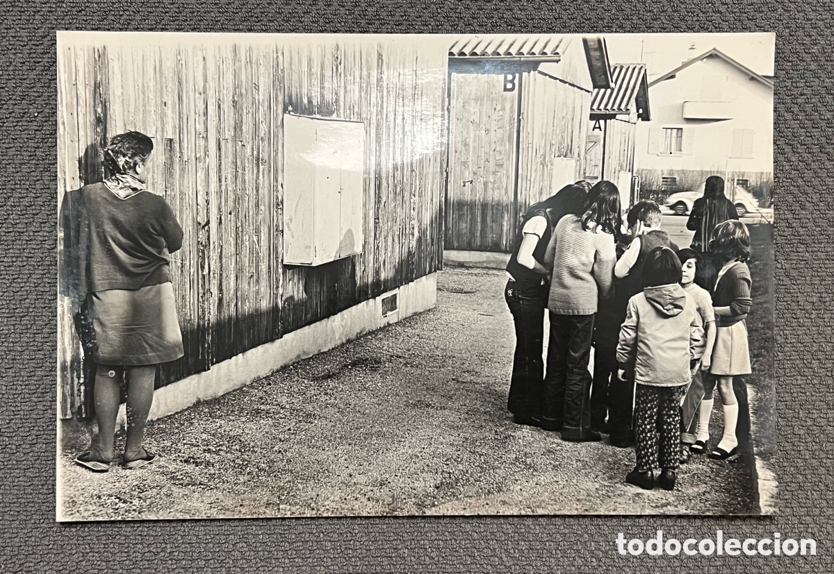 Fotograf&iacute;a antigua: FOTOGRAF&Iacute;A ART&Iacute;STICA.. en los barracones&hellip; (h.1960?) Med&iacute;das: 20 x 30 cm