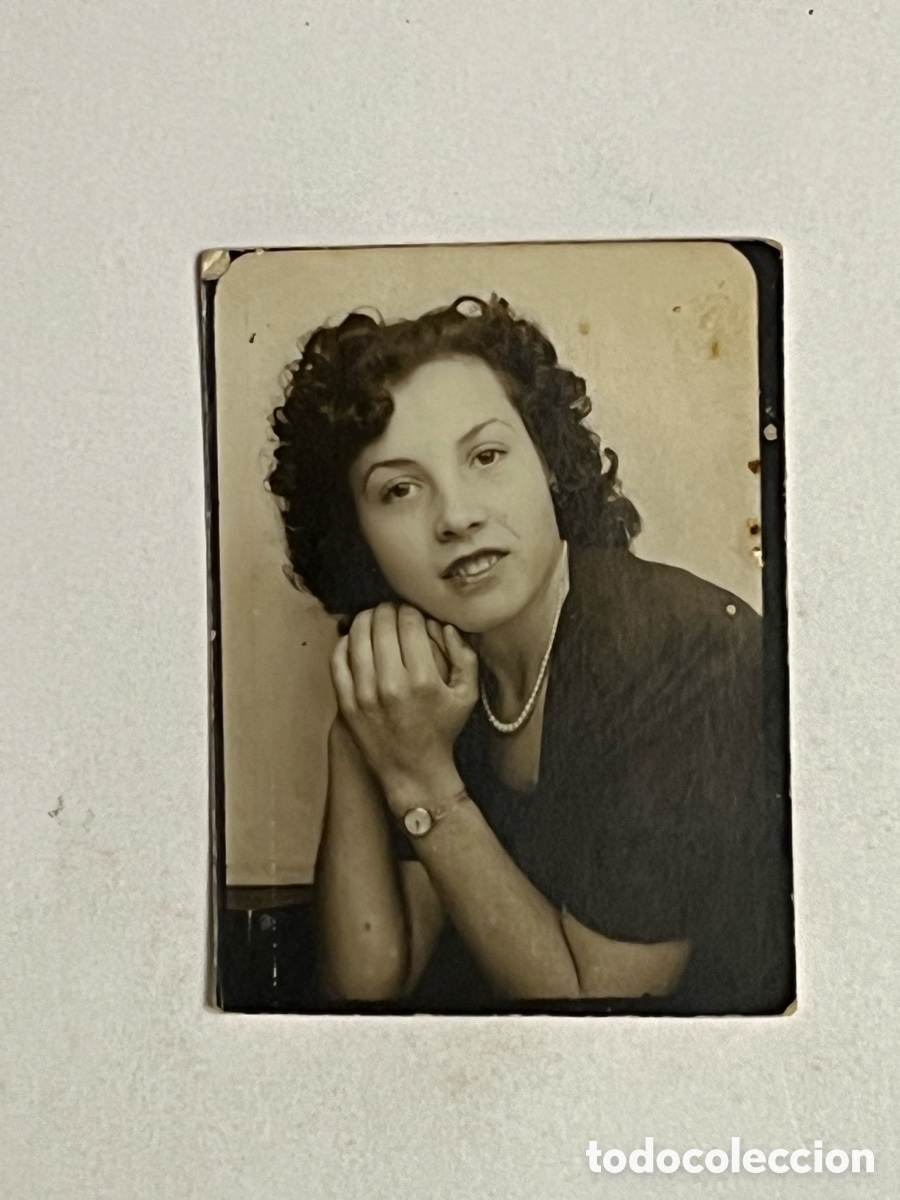 Fotograf&iacute;a antigua: FOTOMATON. Sonriente joven con fino Collar de Perlas.. (h.1950?) Med&iacute;das: 3,6 x 5 cm