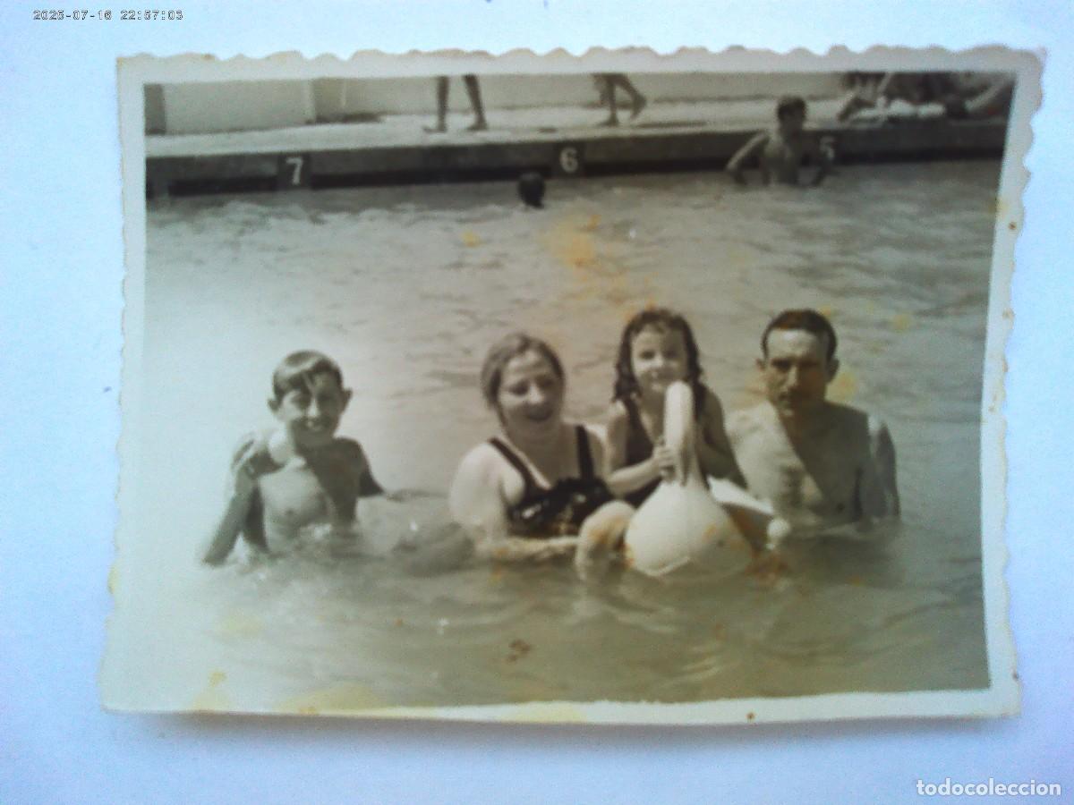 Fotograf&iacute;a antigua: FOTO DE FAMILIA EN LA PISCINA , NI&Ntilde;A CON FLOTADOR DE PATO