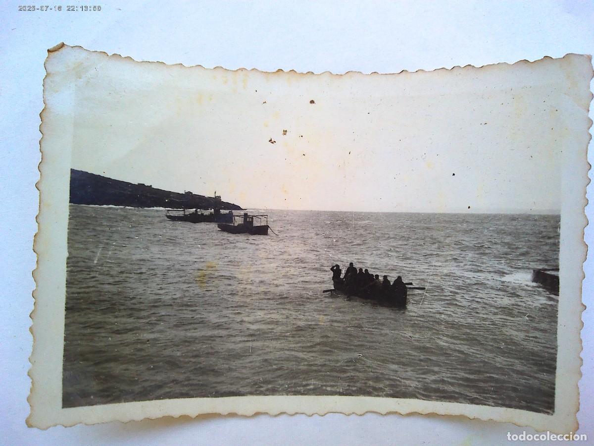 Fotograf&iacute;a antigua: FOTO DE BARCOS , UNA BARCA CON MUCHA GENTE MONTADA