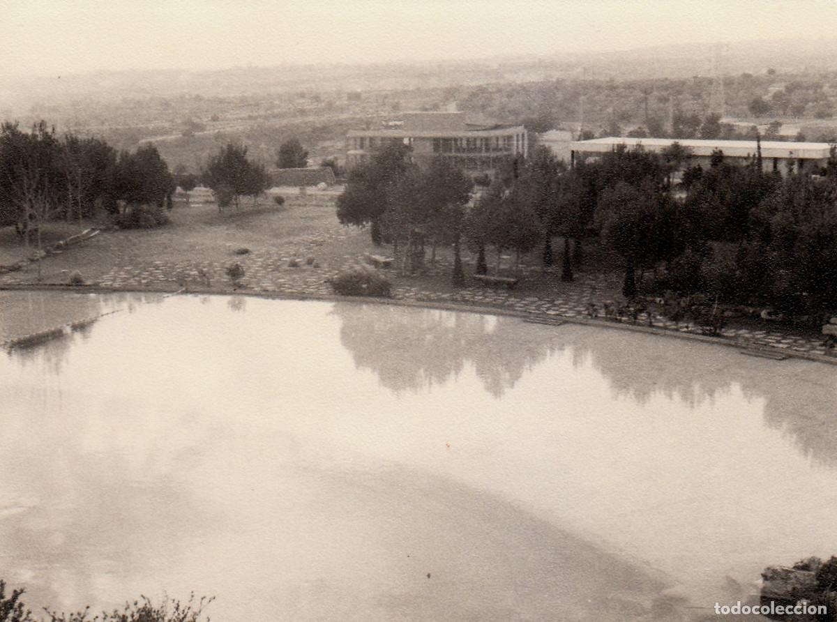 Fotograf&iacute;a antigua: Paisaje. Lago. Edificio en construcci&oacute;n. A&ntilde;os 60. pc