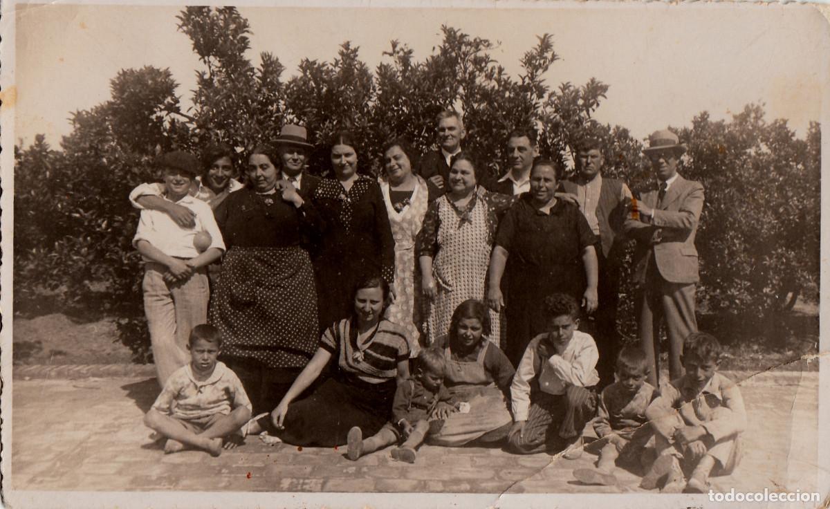 Fotograf&iacute;a antigua: Grupo de gente feliz entre naranjos, labradores. A&ntilde;os 30 pc