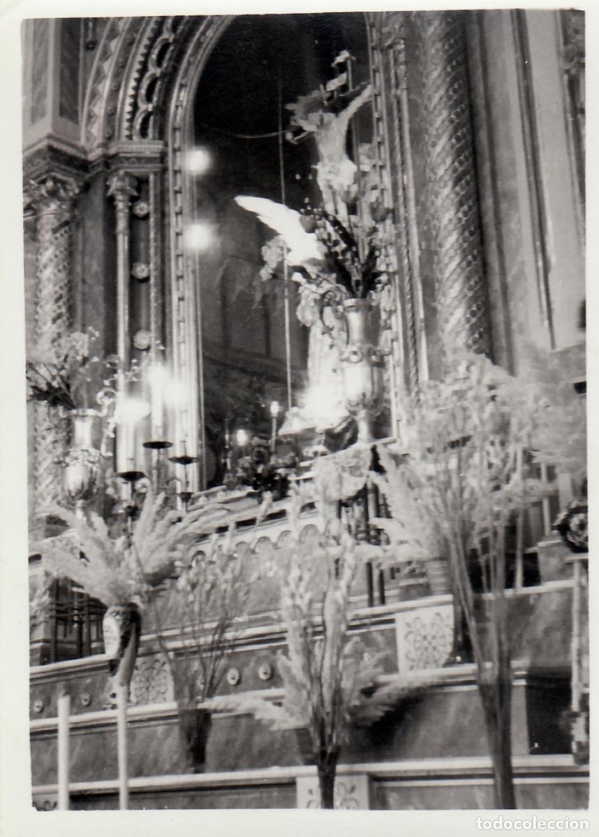 Fotograf&iacute;a antigua: Interior de iglesia. Altar Mayor. Cristo. A&ntilde;os 50-60 pc