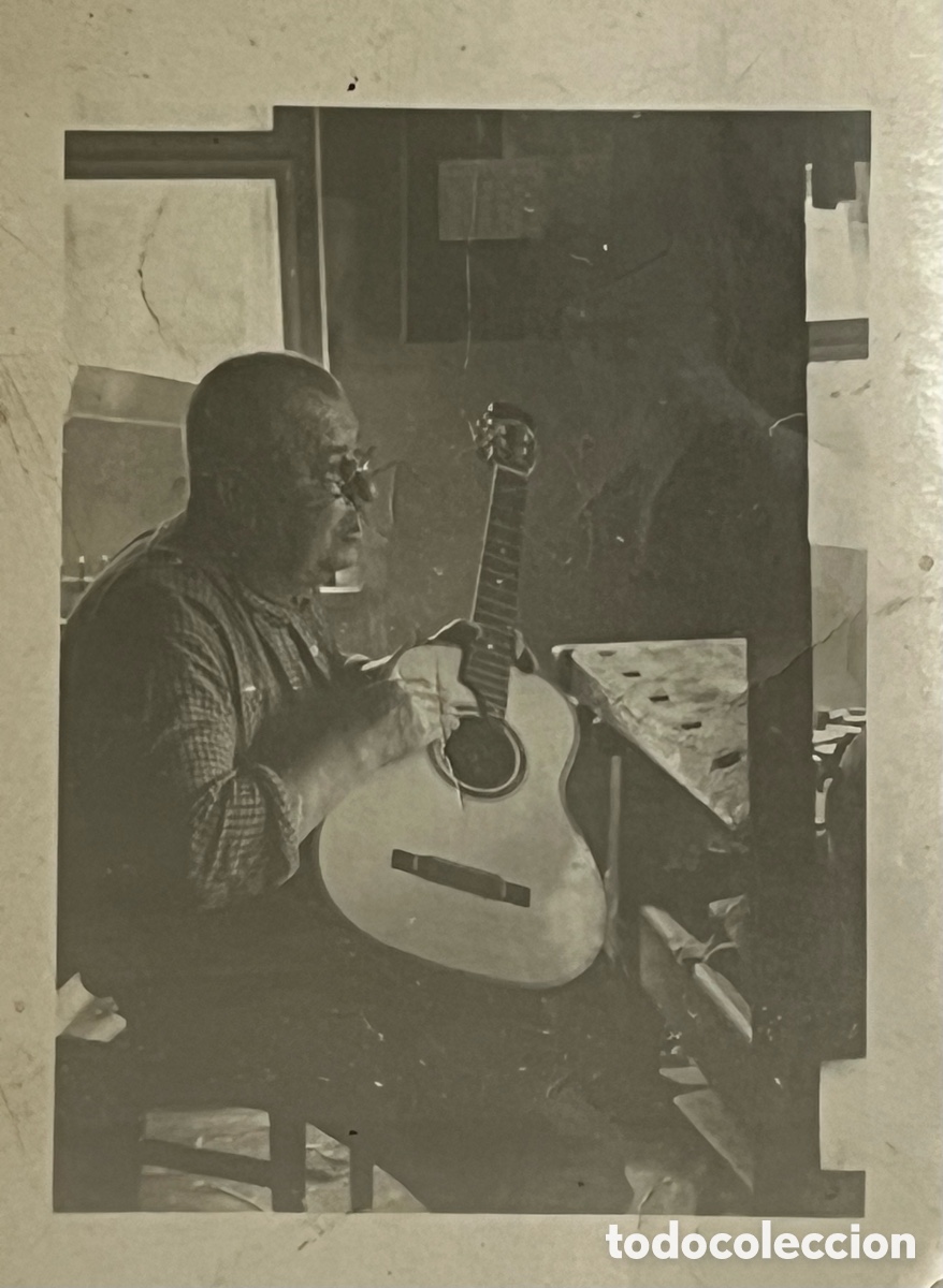 Fotograf&iacute;a antigua: EL AFINADOR DE GUITARRAS. Fotograf&iacute;a antigua (h.1930?) Med&iacute;das: 9 x 6 cm.,