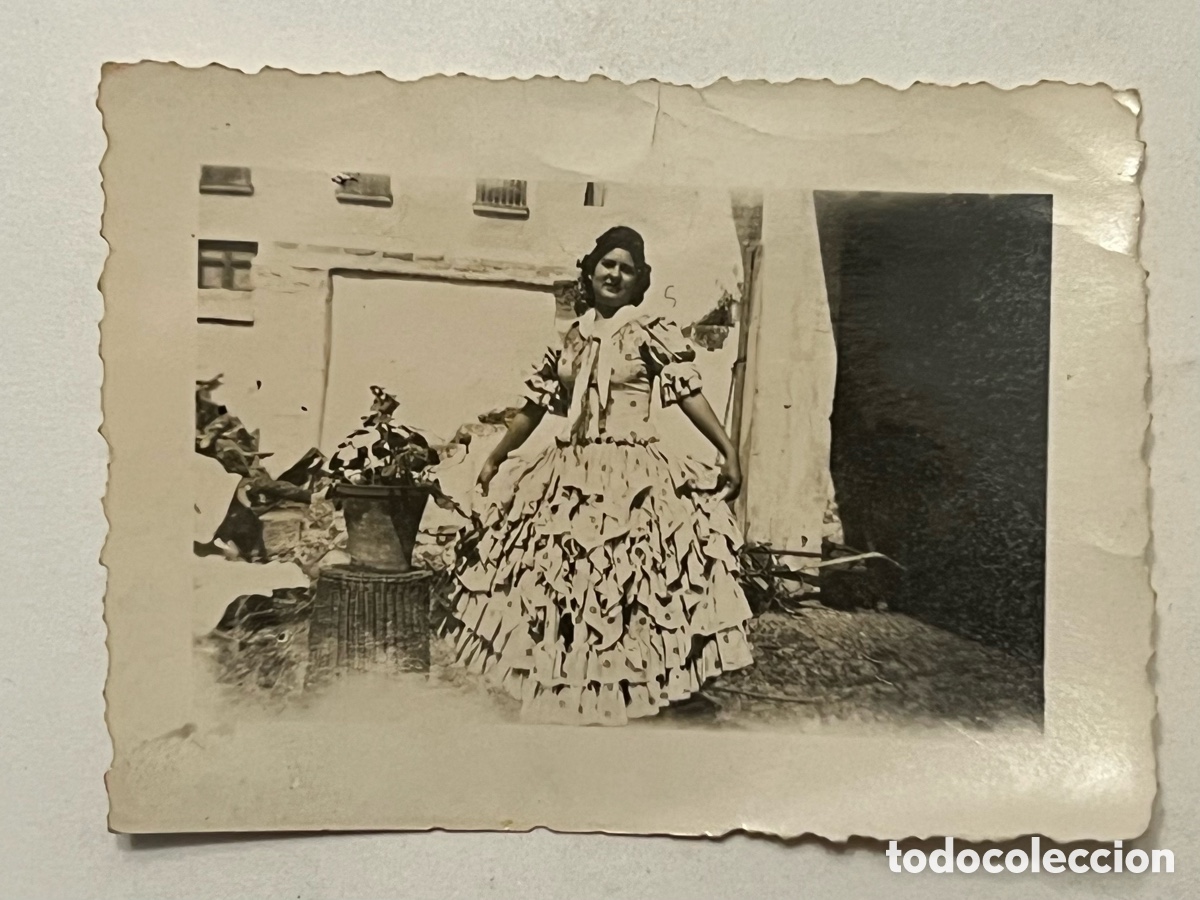 Fotograf&iacute;a antigua: BAILEN, Jaen.. Fotograf&iacute;a Antonia Mu&ntilde;oz con alegre traje de Flamenca.. (a.1949)
