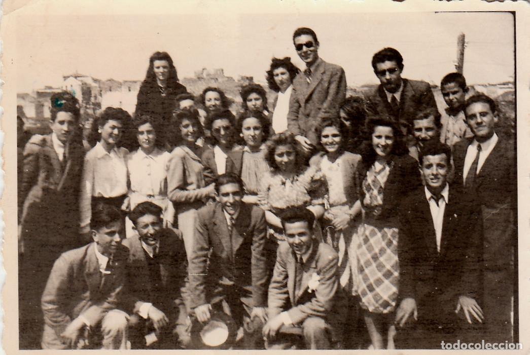 Fotografia antica: Grupo numeroso de chicas y chicos. Al fondo castillo. A&ntilde;os 40 pc