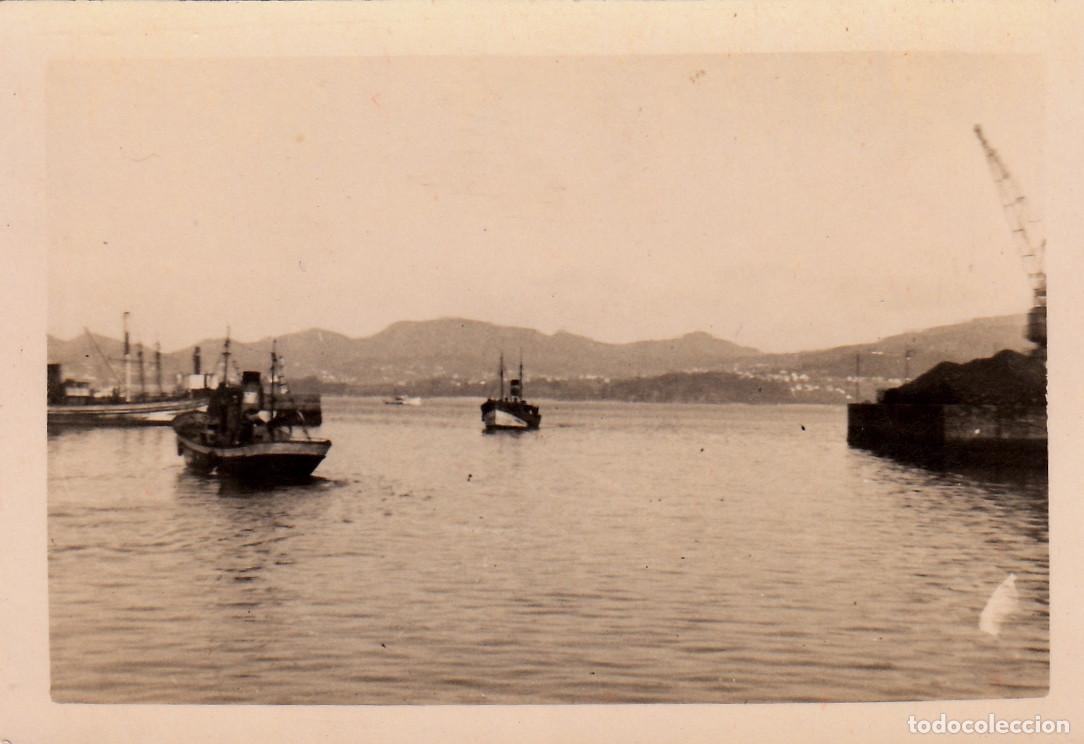 Fotografia antica: Paisaje mar&iacute;timo. Puerto con barcas de pesca. A&ntilde;os 40-50 pc