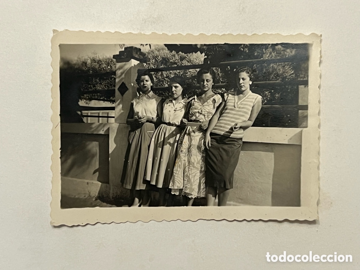 Fotografia antica: UTIEL (Valencia) Grupo de jovencitas en la Estaci&oacute;n del Tren.. (h.1950?) Med&iacute;das: 9 x 6 cm