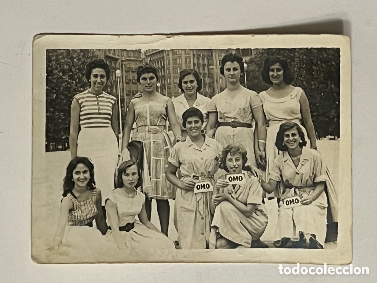 Fotograf&iacute;a antigua: FOTOGRAF&Iacute;A. Campa&ntilde;a Detergente OMO.. las j&oacute;venes amas de casa (a.1958) Medidas: 7,5 x 10,5