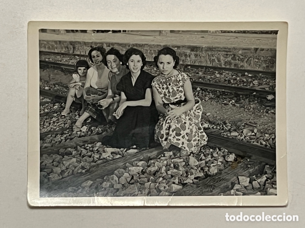 Fotograf&iacute;a antigua: PUEBLA DEL DUC (Valencia) Fotograf&iacute;a de paseo por la Estaci&oacute;n del Tren (a.1956) Medidas: 6,5 x 9