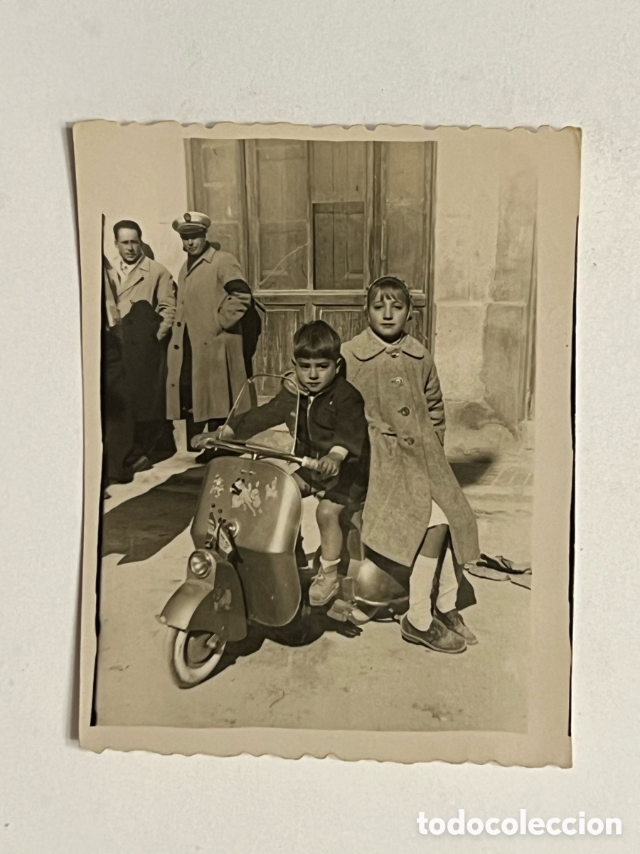 Fotograf&iacute;a antigua: NI&Ntilde;OS Y VESPA.. Fotograf&iacute;a familiar el joven piloto.. (h.1950?)