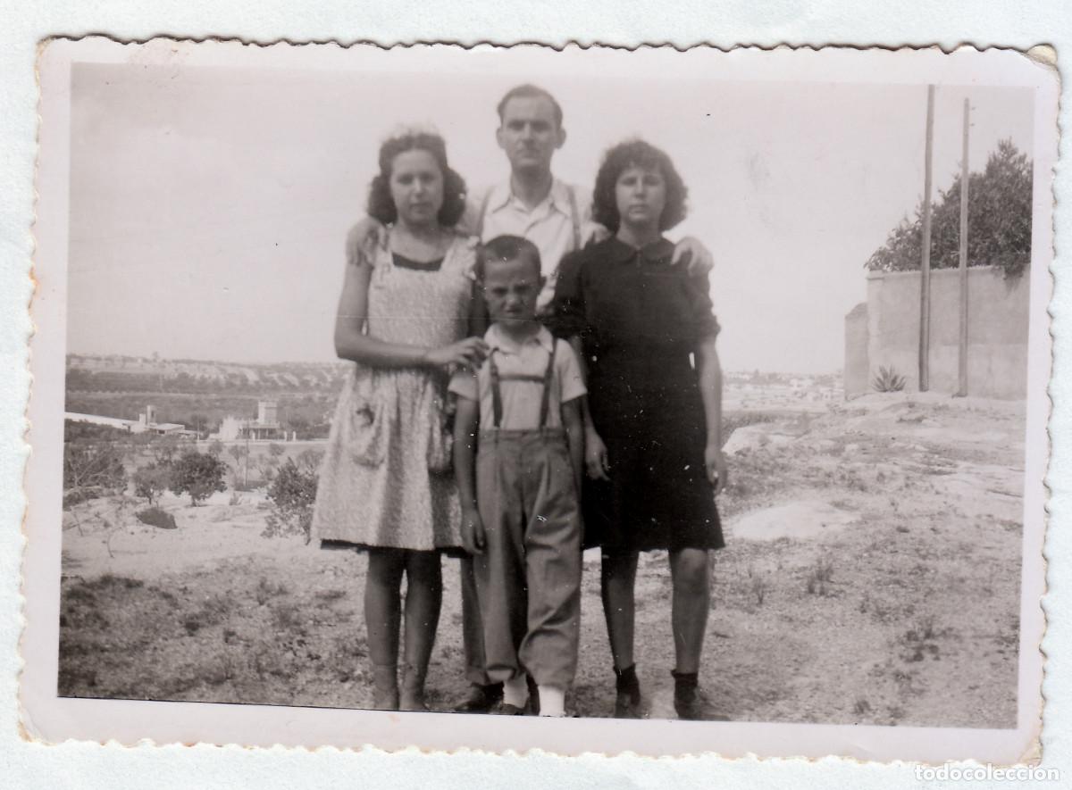 Fotograf&iacute;a antigua: Paisaje con villa o casa de campo. Familia. A&ntilde;os 40 pc