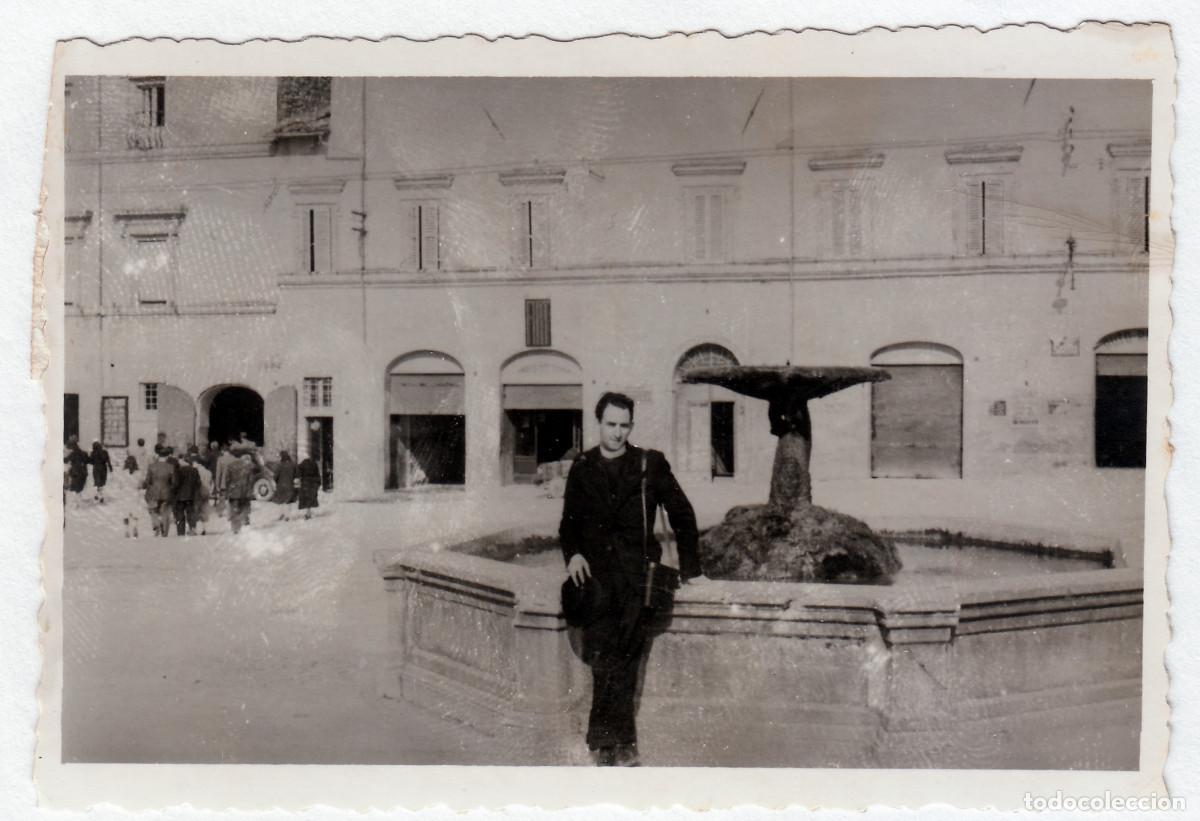 Fotograf&iacute;a antigua: Entrada de cine? Plaza con coche antiguo y curiosa fuente. A&ntilde;os 40 pc