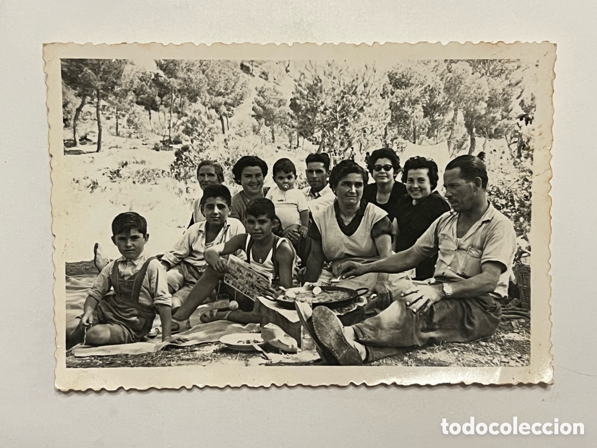 Fotograf&iacute;a antigua: VALENCIA Y SUS PAELLAS.. D&iacute;a en el Campo con la familia disfrutando de una rica paella (a.1956)