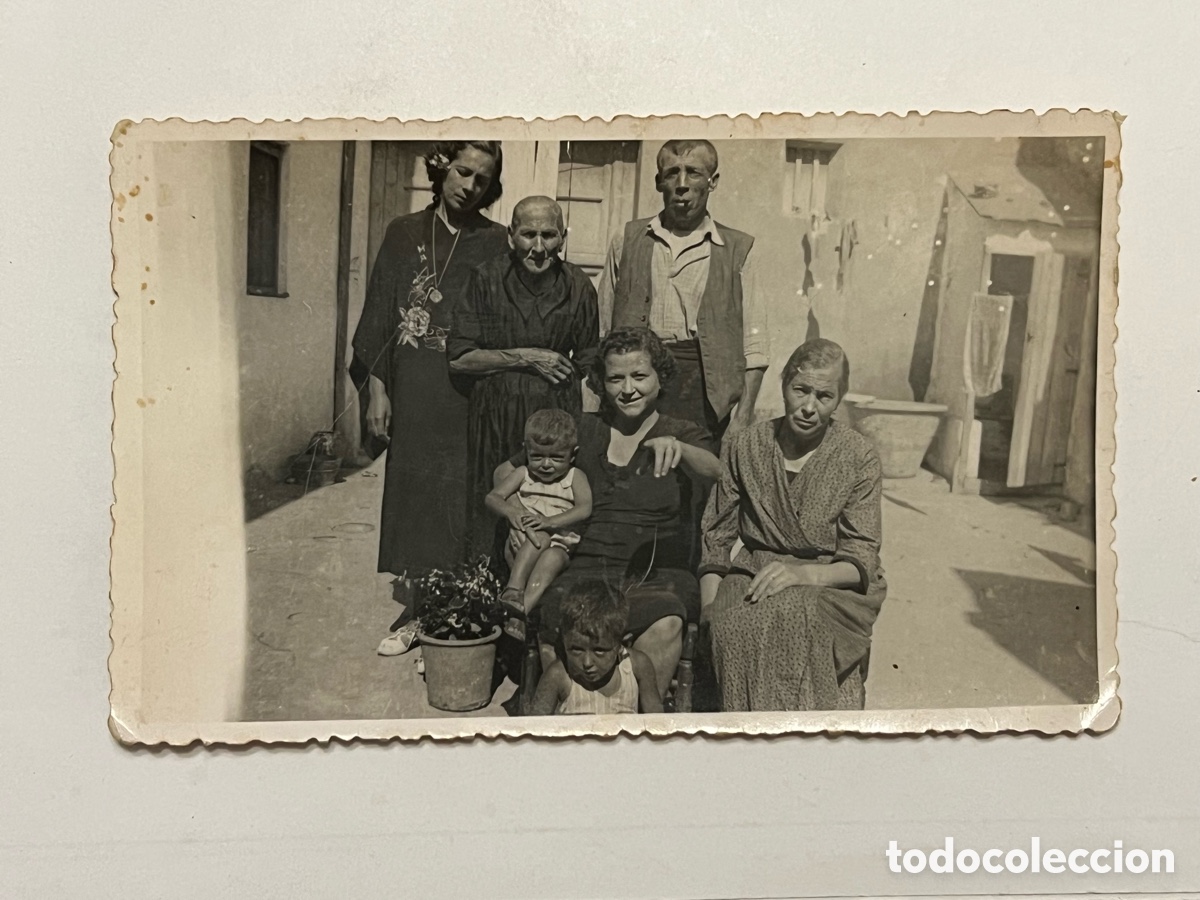 Fotograf&iacute;a antigua: CAMP DEL TURIA.. Fotograf&iacute;a antigua.. En el corral de casa.. (h.1930?) Med&iacute;das: 14 x 9 cm